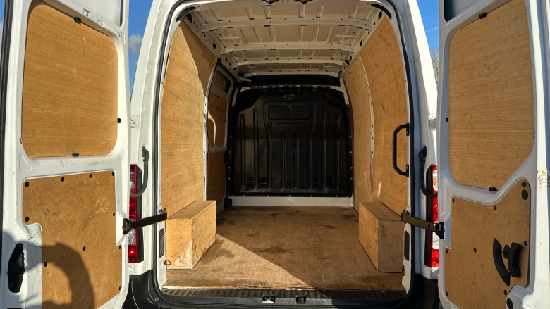 Renault Master Mwb Diesel Fwd MM35dCi 135 Business+ Medium Roof Van